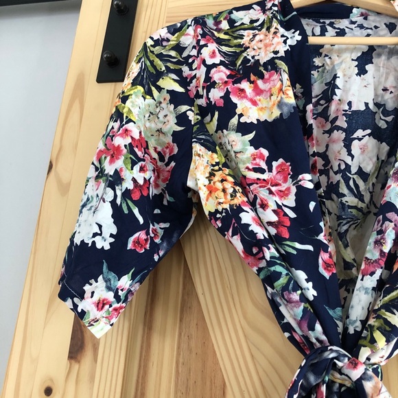Floral Lightweight Robe. - Picture 3 of 4